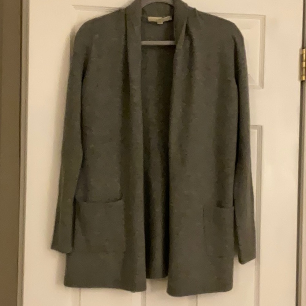 Loft Grey Coast Sweater, Size XS 2 pockets, excellent condition